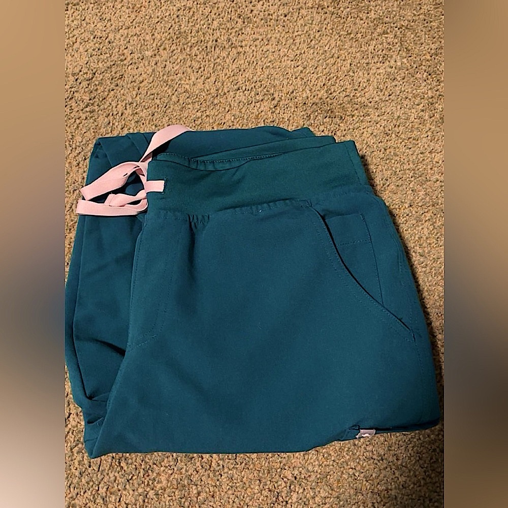 Women’s figs scrub bottoms